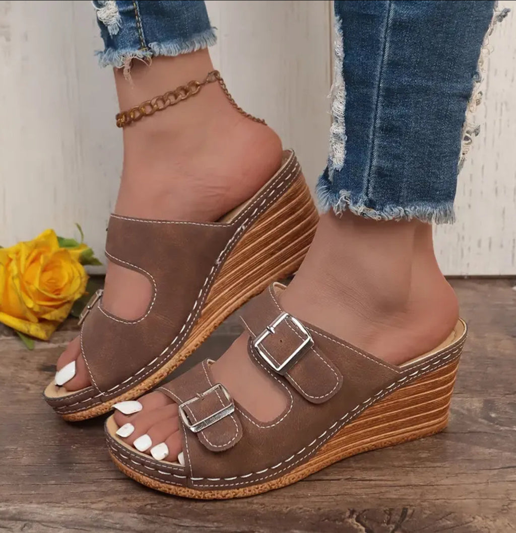 Wedge Buckle — Sandali