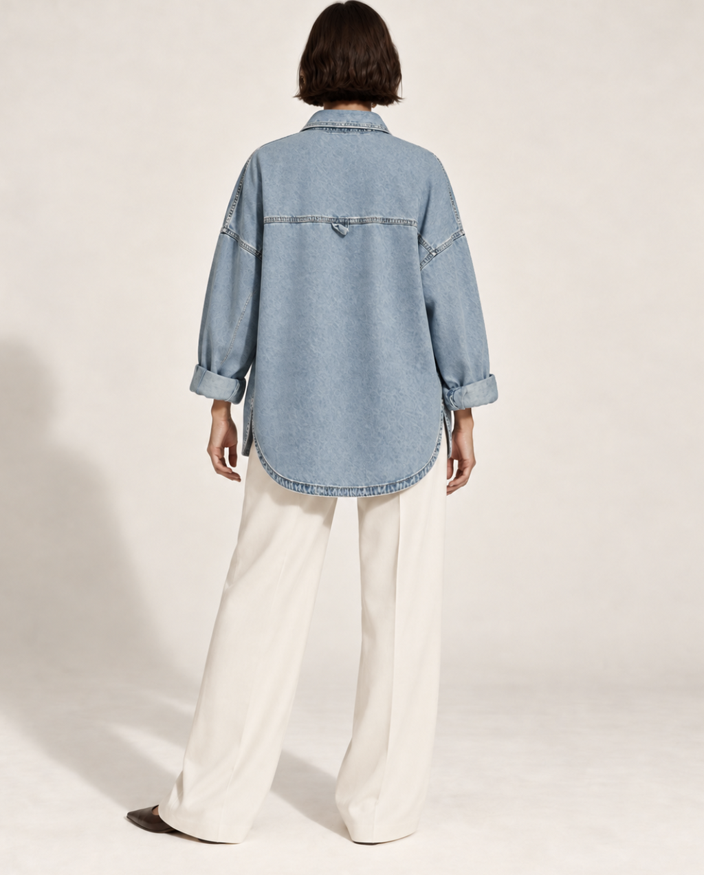 Giulia — Giacca Camicia in Denim di spalle