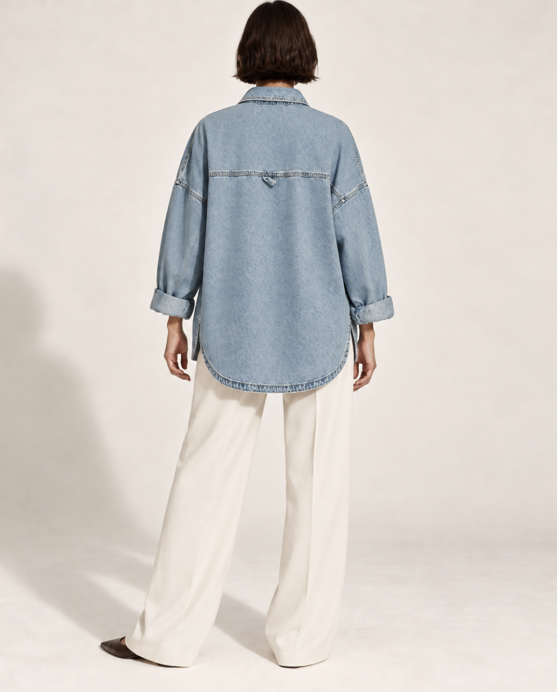 Giulia — Giacca Camicia in Denim di spalle